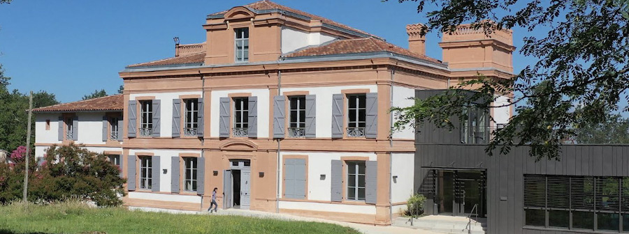 Photo de la bâtisse historique du Domaine de Pousiniès