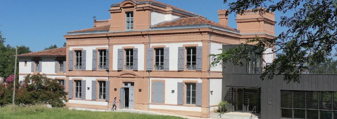 Photo de la bâtisse historique du Domaine de Pousiniès